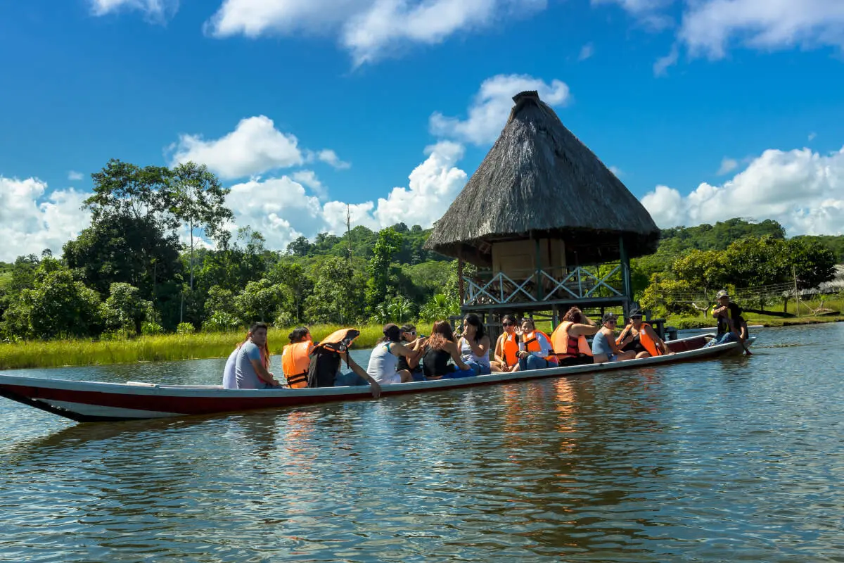 Turismo-en-el-rio-Amazonas